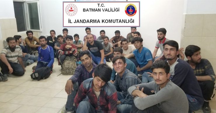 kozluk’ta 35 göçmen yakalandi
