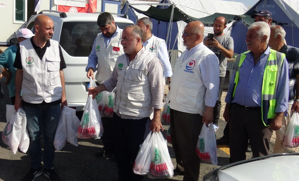 yardım kuruluşları depremzedelere kurban eti dağıttı