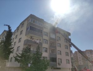 apartmanın son katında yangın çıktı: 2 yaralı