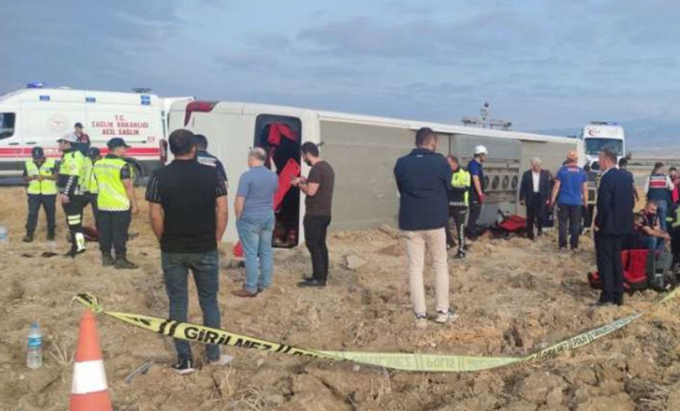 Yolcu otobüsü devrildi: 6 ölü, 35 yaralı