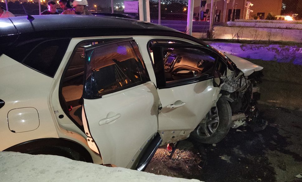 alkollü sürücü beton bariyere çarptı: 2 yaralı