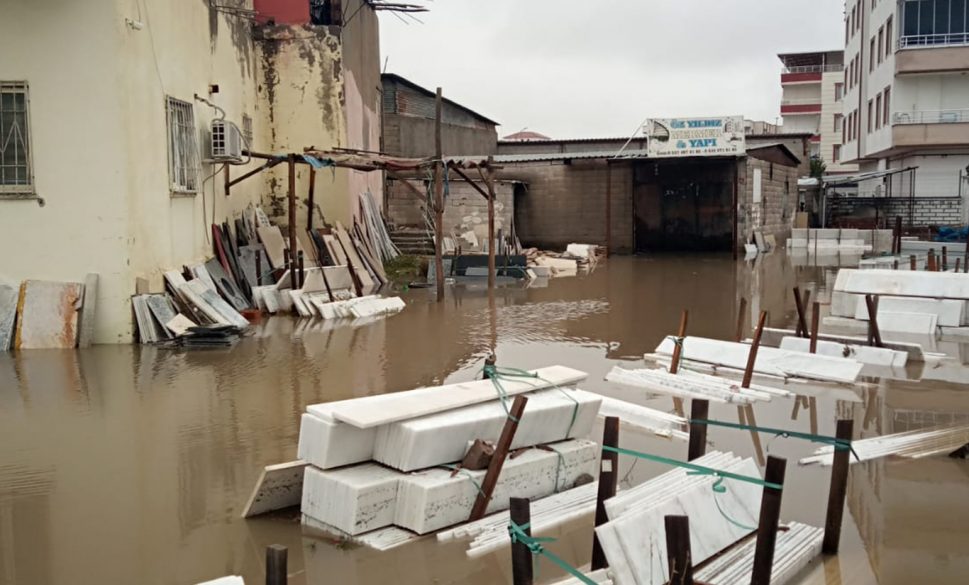 i̇ş yerleri sular altında kalan vatandaşlar yardım bekliyor