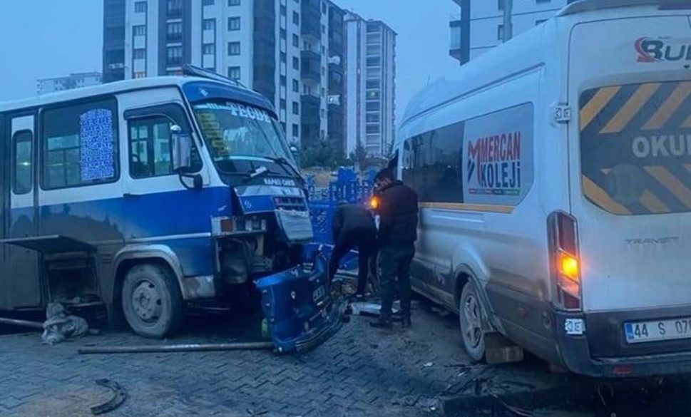 öğrenci servisi ile yolcu minibüsü çarpıştı: 6 yaralı