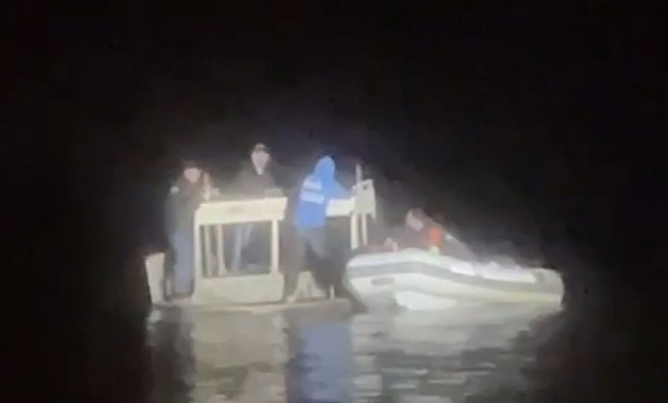 teknede mahsur kalan 3 kişi kurtarıldı