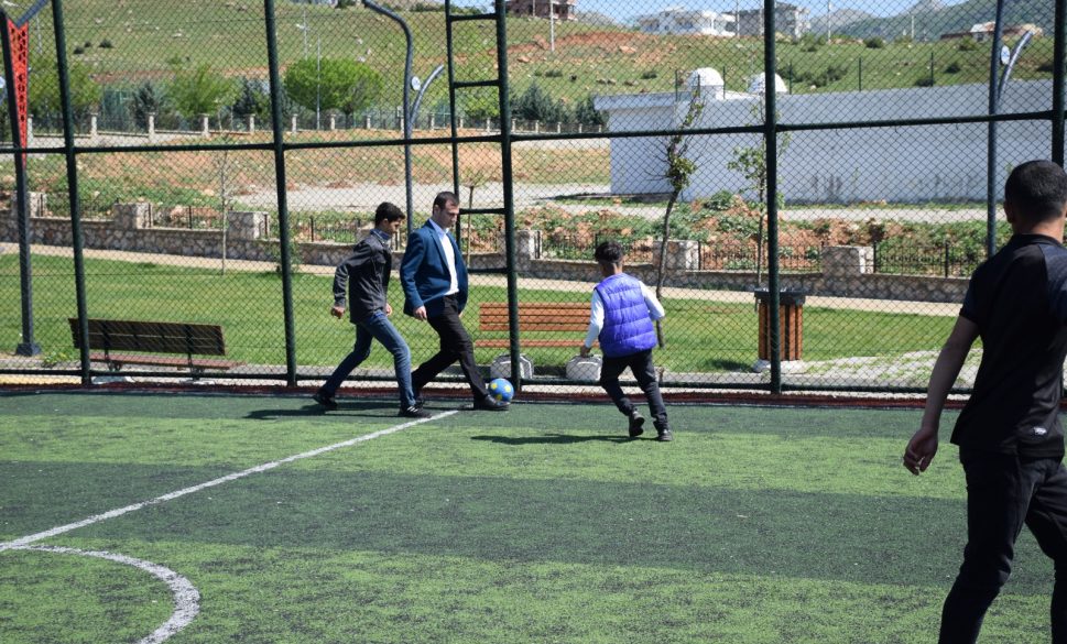 çocuklarla futbol oynadı