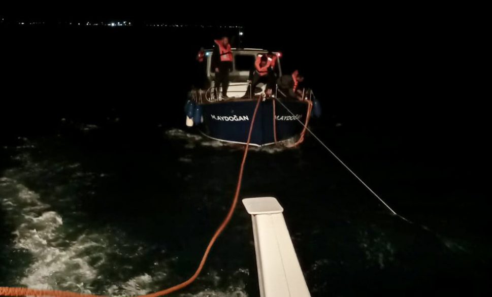 i̇çerisindeki 5 kişi ile sürüklenen tekne kurtarıldı