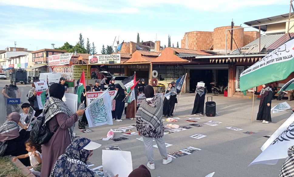 eğitimcilerden i̇ncirlik üssü önünde işgalci protestosu